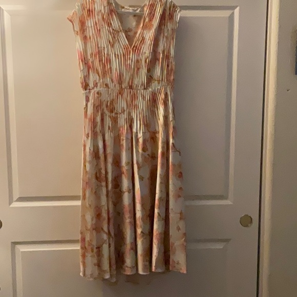 VINCE FLORAL CRUSHED SATIN DRESS Color soil Midi Dress in Cream and Pink size XL - Picture 7 of 10